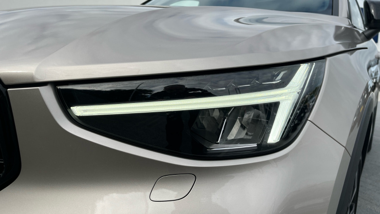 Volvo XC40 2.0 B4P Ultimate Dark 5dr Auto Petrol Estate